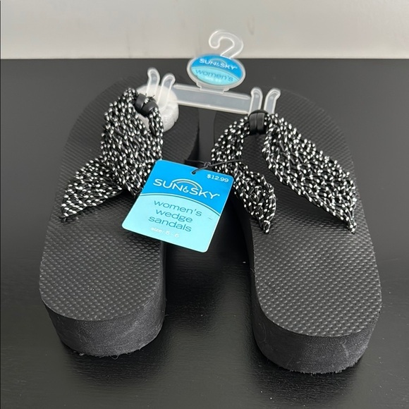 NWT Women's Black and White Flip Flops Sz 5/6 - Picture 3 of 6